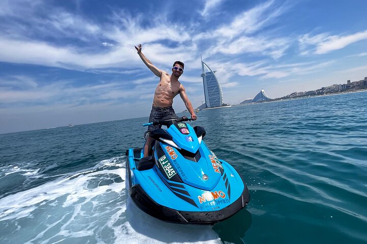 Amateurs de sensations fortes profitant d'une balade en jet ski à Dubaï avec le Burj Al Arab en arrière-plan, photo 11 | wizardtrip