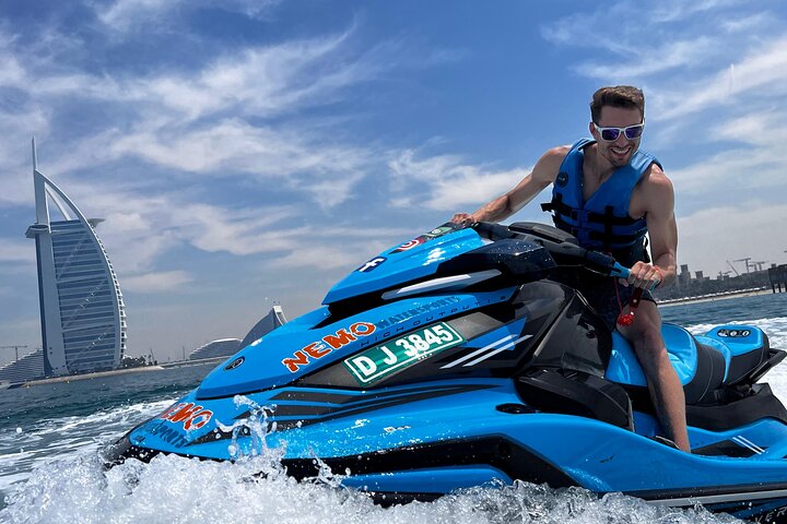 Amateurs de sensations fortes profitant d'une balade en jet ski à Dubaï avec le Burj Al Arab en arrière-plan, photo 12 | wizardtrip