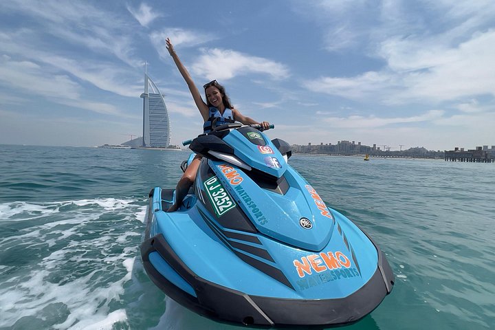 Amateurs de sensations fortes profitant d'une balade en jet ski à Dubaï avec le Burj Al Arab en arrière-plan, photo 13 | wizardtrip