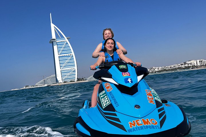 Amateurs de sensations fortes profitant d'une balade en jet ski à Dubaï avec le Burj Al Arab en arrière-plan, photo 15 | wizardtrip