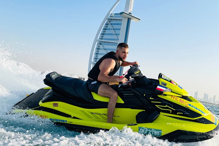 Amateurs de sensations fortes profitant d'une balade en jet ski à Dubaï avec le Burj Al Arab en arrière-plan, photo 16 | wizardtrip