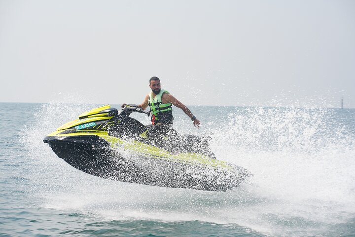 Amateurs de sensations fortes profitant d'une balade en jet ski à Dubaï avec le Burj Al Arab en arrière-plan, photo 17 | wizardtrip