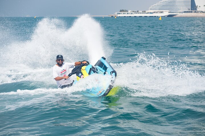 Amateurs de sensations fortes profitant d'une balade en jet ski à Dubaï avec le Burj Al Arab en arrière-plan, photo 18 | wizardtrip