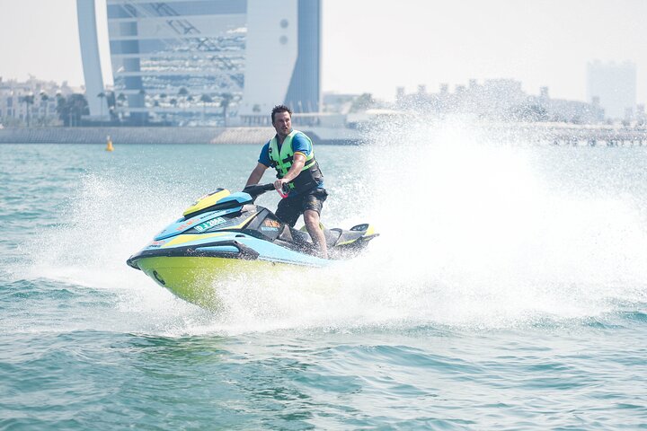 Amateurs de sensations fortes profitant d'une balade en jet ski à Dubaï avec le Burj Al Arab en arrière-plan, photo 21 | wizardtrip