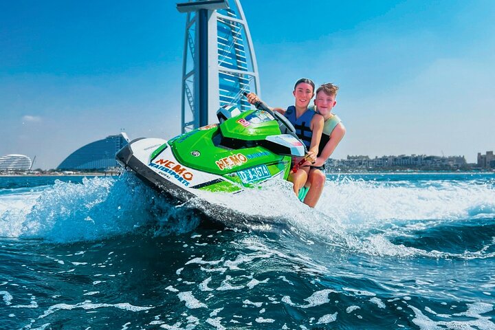 Amateurs de sensations fortes profitant d'une balade en jet ski à Dubaï avec le Burj Al Arab en arrière-plan, photo 22 | wizardtrip