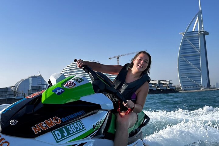 Amateurs de sensations fortes profitant d'une balade en jet ski à Dubaï avec le Burj Al Arab en arrière-plan, photo 23 | wizardtrip