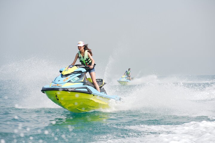 Amateurs de sensations fortes profitant d'une balade en jet ski à Dubaï avec le Burj Al Arab en arrière-plan, photo 25 | wizardtrip