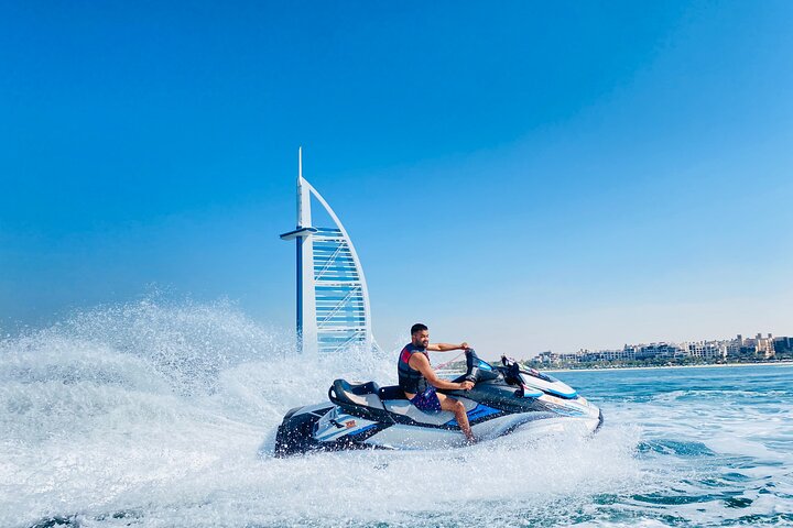 Amateurs de sensations fortes profitant d'une balade en jet ski à Dubaï avec le Burj Al Arab en arrière-plan, photo 26 | wizardtrip