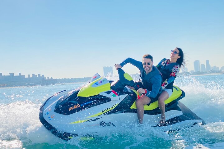 Amateurs de sensations fortes profitant d'une balade en jet ski à Dubaï avec le Burj Al Arab en arrière-plan, photo 27 | wizardtrip