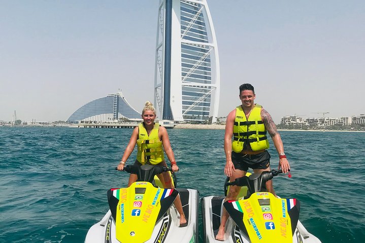 Amateurs de sensations fortes profitant d'une balade en jet ski à Dubaï avec le Burj Al Arab en arrière-plan, photo 28 | wizardtrip