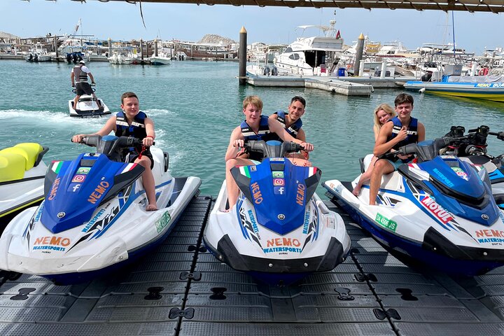 Amateurs de sensations fortes profitant d'une balade en jet ski à Dubaï avec le Burj Al Arab en arrière-plan, photo 29 | wizardtrip