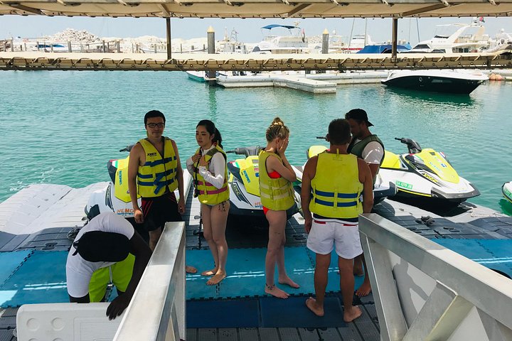 Amateurs de sensations fortes profitant d'une balade en jet ski à Dubaï avec le Burj Al Arab en arrière-plan, photo 32 | wizardtrip