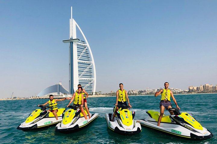 Amateurs de sensations fortes profitant d'une balade en jet ski à Dubaï avec le Burj Al Arab en arrière-plan, photo 34 | wizardtrip
