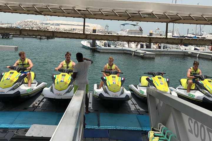 Amateurs de sensations fortes profitant d'une balade en jet ski à Dubaï avec le Burj Al Arab en arrière-plan, photo 35 | wizardtrip