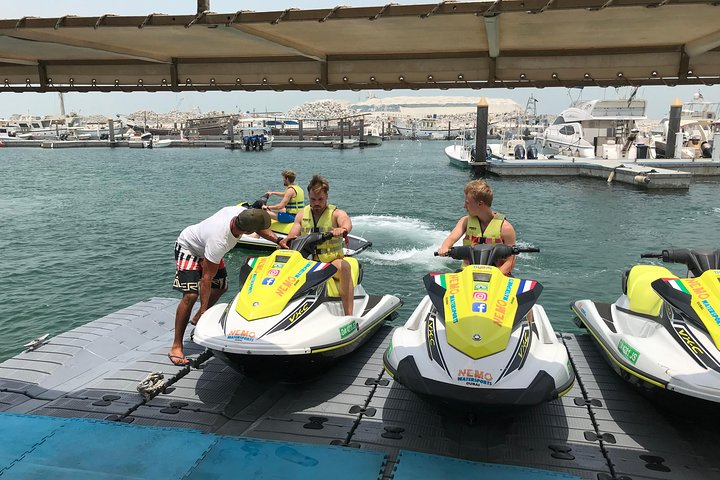 Amateurs de sensations fortes profitant d'une balade en jet ski à Dubaï avec le Burj Al Arab en arrière-plan, photo 36 | wizardtrip