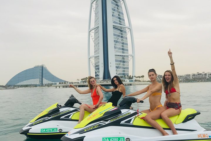 Amateurs de sensations fortes profitant d'une balade en jet ski à Dubaï avec le Burj Al Arab en arrière-plan, photo 37 | wizardtrip