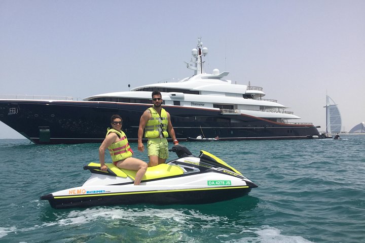 Amateurs de sensations fortes profitant d'une balade en jet ski à Dubaï avec le Burj Al Arab en arrière-plan, photo 38 | wizardtrip