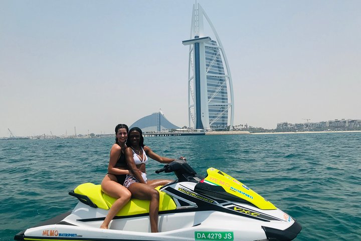 Amateurs de sensations fortes profitant d'une balade en jet ski à Dubaï avec le Burj Al Arab en arrière-plan, photo 39 | wizardtrip