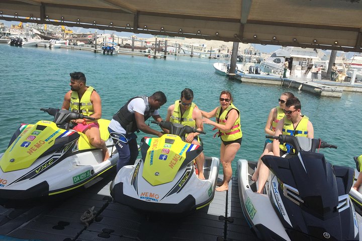 Amateurs de sensations fortes profitant d'une balade en jet ski à Dubaï avec le Burj Al Arab en arrière-plan, photo 40 | wizardtrip