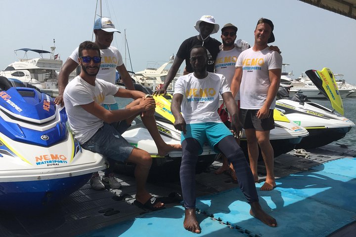 Amateurs de sensations fortes profitant d'une balade en jet ski à Dubaï avec le Burj Al Arab en arrière-plan, photo 41 | wizardtrip
