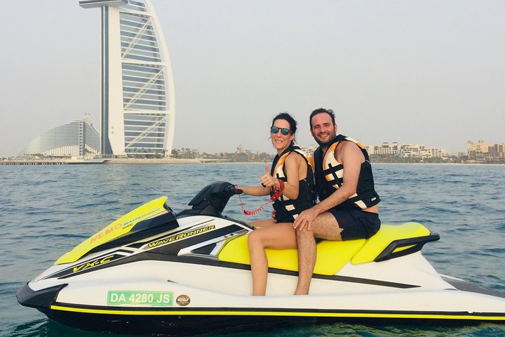 Amateurs de sensations fortes profitant d'une balade en jet ski à Dubaï avec le Burj Al Arab en arrière-plan, photo 42 | wizardtrip