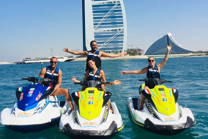 Amateurs de sensations fortes profitant d'une balade en jet ski à Dubaï avec le Burj Al Arab en arrière-plan, photo 43 | wizardtrip