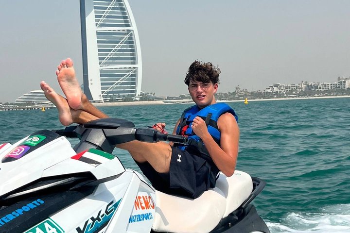 Amateurs de sensations fortes profitant d'une balade en jet ski à Dubaï avec le Burj Al Arab en arrière-plan, photo 45 | wizardtrip