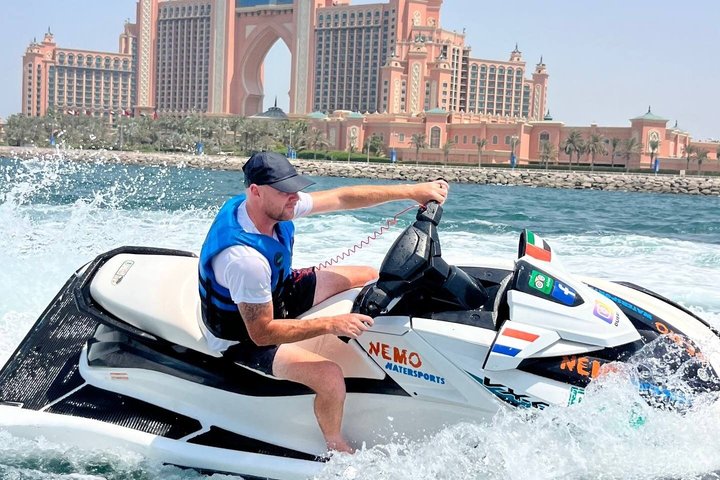 Amateurs de sensations fortes profitant d'une balade en jet ski à Dubaï avec le Burj Al Arab en arrière-plan, photo 46 | wizardtrip