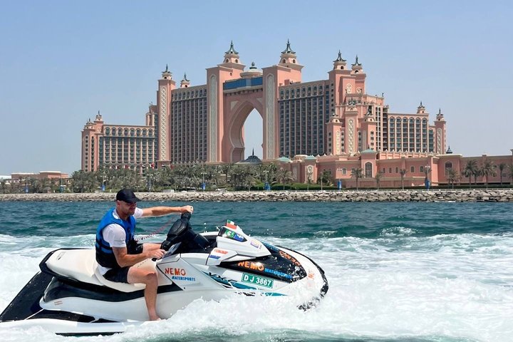 Amateurs de sensations fortes profitant d'une balade en jet ski à Dubaï avec le Burj Al Arab en arrière-plan, photo 47 | wizardtrip