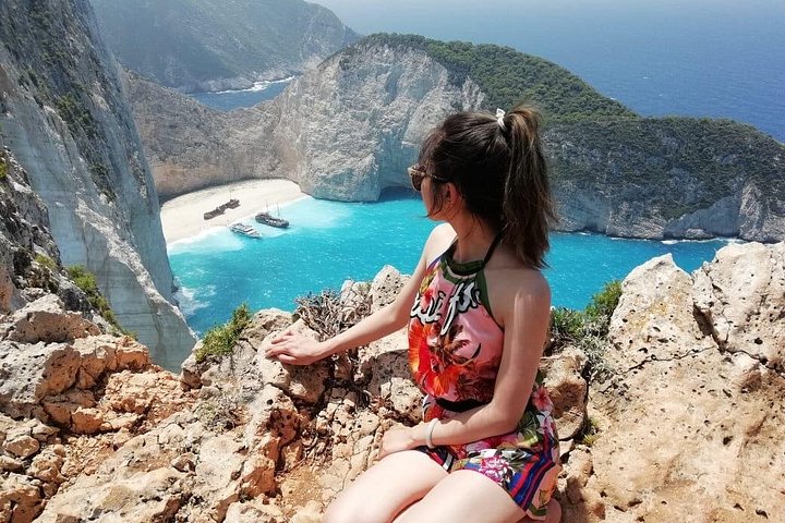 Tour de día completo explorando la famosa Playa del Naufragio, las Cuevas Azules y los miradores de Zakynthos, foto 12 | wizardtrip
