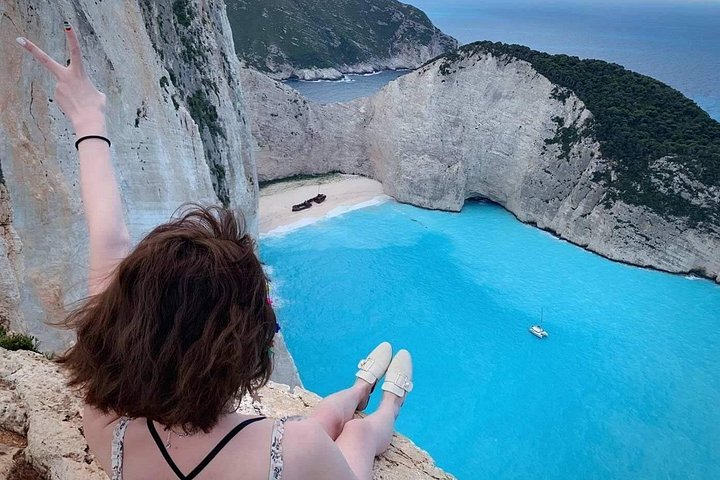 Tour de día completo explorando la famosa Playa del Naufragio, las Cuevas Azules y los miradores de Zakynthos, foto 14 | wizardtrip