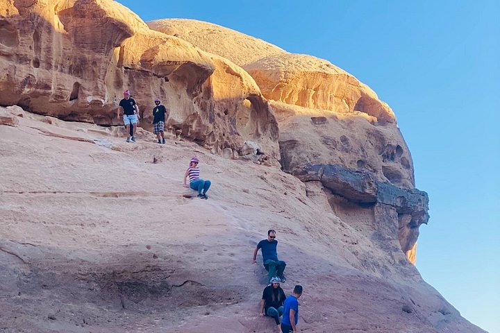 Upplev en heldags jeeputflykt i Wadi Rum, Jordanien, med övernattning i ett beduinläger, foto 14 | wizardtrip