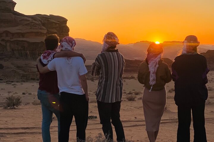 Upplev en heldags jeeputflykt i Wadi Rum, Jordanien, med övernattning i ett beduinläger, foto 22 | wizardtrip