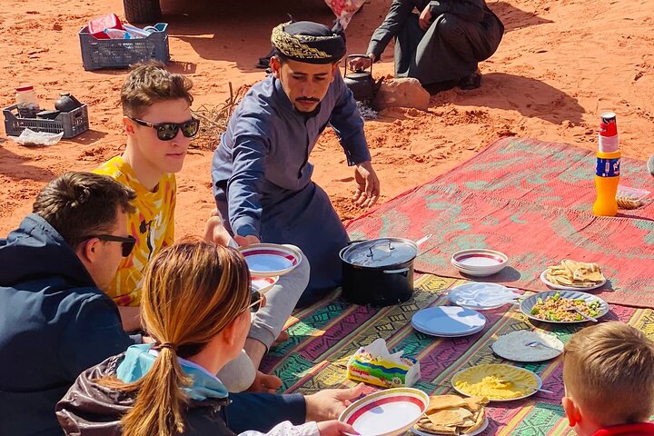 Upplev en heldags jeeputflykt i Wadi Rum, Jordanien, med övernattning i ett beduinläger, foto 30 | wizardtrip