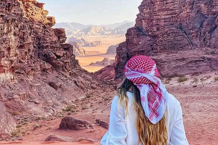 Upplev en heldags jeeputflykt i Wadi Rum, Jordanien, med övernattning i ett beduinläger, foto 33 | wizardtrip