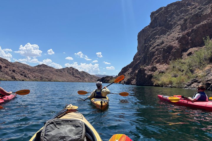 Kajakroere padler gennem den naturskønne Black Canyon på Colorado River mod Emerald Cave, foto 6 | wizardtrip