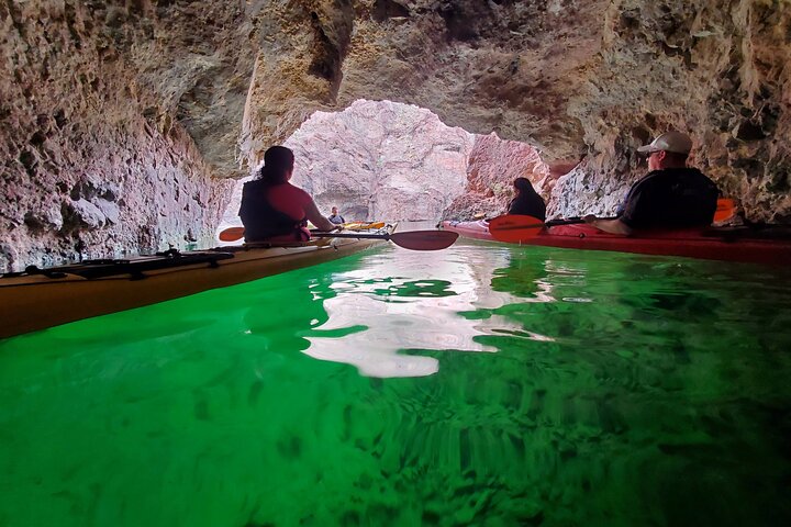 Kajakroere padler gennem den naturskønne Black Canyon på Colorado River mod Emerald Cave, foto 7 | wizardtrip