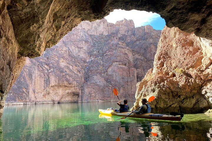 Kajakroere padler gennem den naturskønne Black Canyon på Colorado River mod Emerald Cave, foto 9 | wizardtrip