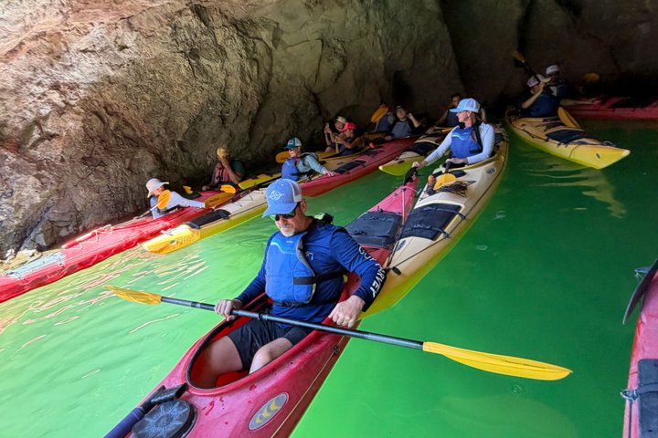Kajakroere padler gennem den naturskønne Black Canyon på Colorado River mod Emerald Cave, foto 11 | wizardtrip