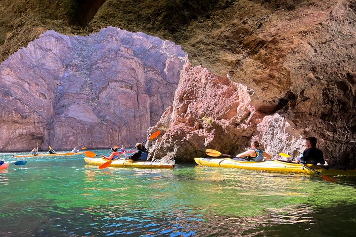 Kajakroere padler gennem den naturskønne Black Canyon på Colorado River mod Emerald Cave, foto 12 | wizardtrip