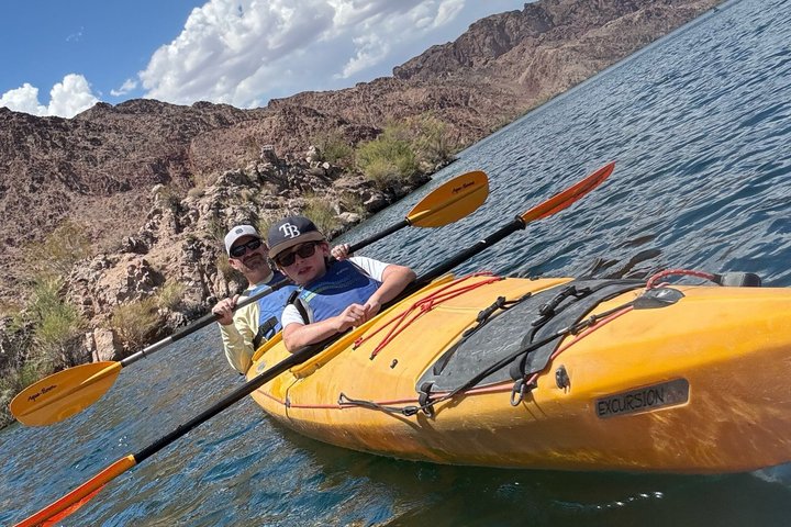 Kajakroere padler gennem den naturskønne Black Canyon på Colorado River mod Emerald Cave, foto 14 | wizardtrip