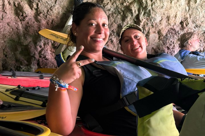 Kajakroere padler gennem den naturskønne Black Canyon på Colorado River mod Emerald Cave, foto 15 | wizardtrip
