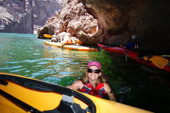 Kajakroere padler gennem den naturskønne Black Canyon på Colorado River mod Emerald Cave, foto 16 | wizardtrip