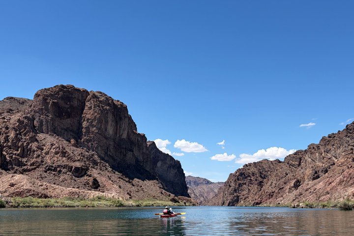 Kajakroere padler gennem den naturskønne Black Canyon på Colorado River mod Emerald Cave, foto 17 | wizardtrip
