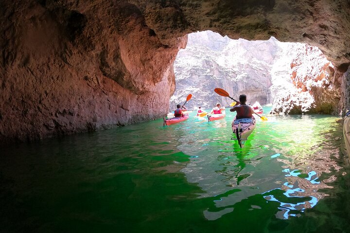 Kajakroere padler gennem den naturskønne Black Canyon på Colorado River mod Emerald Cave, foto 19 | wizardtrip