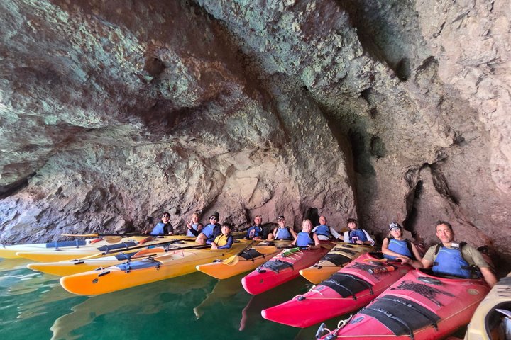 Kajakroere padler gennem den naturskønne Black Canyon på Colorado River mod Emerald Cave, foto 20 | wizardtrip