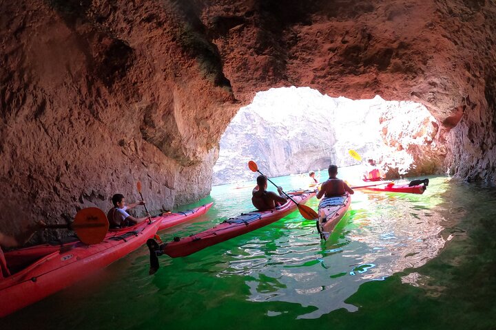Kajakroere padler gennem den naturskønne Black Canyon på Colorado River mod Emerald Cave, foto 21 | wizardtrip