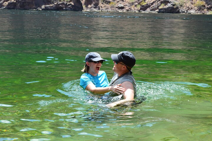 Kajakroere padler gennem den naturskønne Black Canyon på Colorado River mod Emerald Cave, foto 22 | wizardtrip