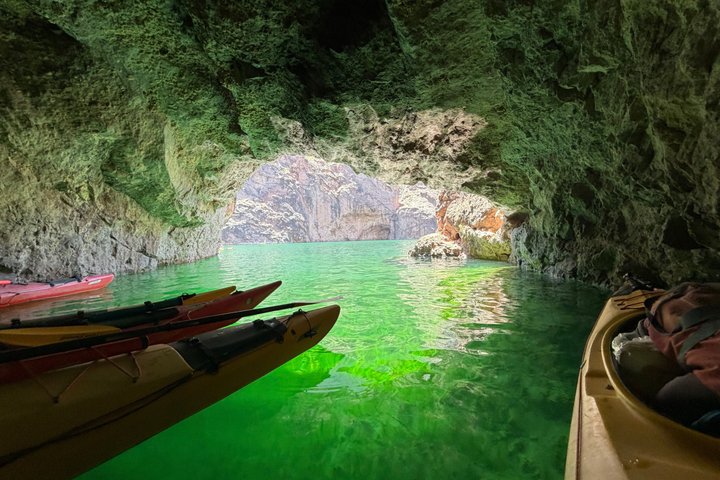 Kajakroere padler gennem den naturskønne Black Canyon på Colorado River mod Emerald Cave, foto 24 | wizardtrip