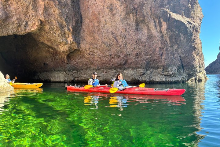 Kajakroere padler gennem den naturskønne Black Canyon på Colorado River mod Emerald Cave, foto 25 | wizardtrip